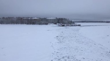 Laponya, Finlandiya 'da Bothnian Denizi' nin donmuş sularında dolaşmak