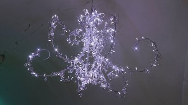 Tavan kolyesi lambası, bağlı ampullerle sarılı kablolardan yapılır.