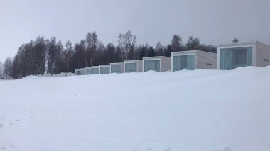 Dikdörtgen kutu yığınına benzeyen bir otel odası.