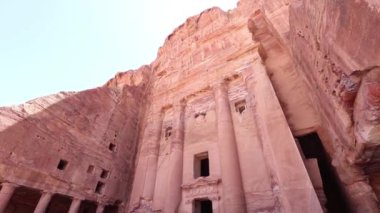 Antik uygarlıklar, Petra 'nın kumtaşı kayalıklarına muhteşem doğal kaya manzaraları kazıdılar.