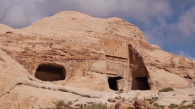 Antik uygarlıklar, Petra 'nın kumtaşı kayalıklarına muhteşem doğal kaya manzaraları kazıdılar.