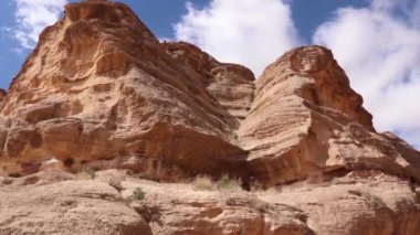 Antik uygarlıklar, Petra 'nın kumtaşı kayalıklarına muhteşem doğal kaya manzaraları kazıdılar.