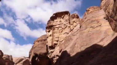 Antik uygarlıklar, Petra 'nın kumtaşı kayalıklarına muhteşem doğal kaya manzaraları kazıdılar.