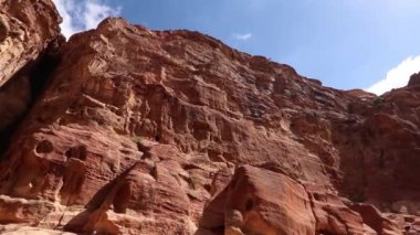 Antik uygarlıklar, Petra 'nın kumtaşı kayalıklarına muhteşem doğal kaya manzaraları kazıdılar.