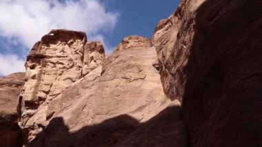 Antik uygarlıklar, Petra 'nın kumtaşı kayalıklarına muhteşem doğal kaya manzaraları kazıdılar.