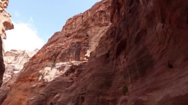 Antik uygarlıklar, Petra 'nın kumtaşı kayalıklarına muhteşem doğal kaya manzaraları kazıdılar.