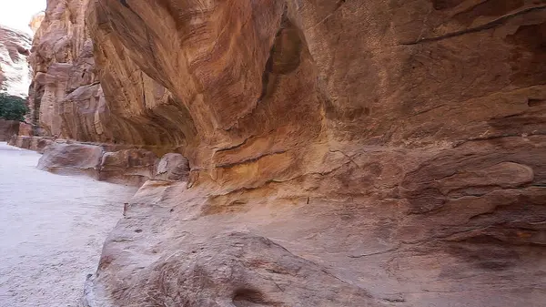 Antik uygarlıklar, Petra 'nın kumtaşı kayalıklarına muhteşem doğal kaya manzaraları kazıdılar.