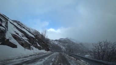 Kışın geleneksel bir balıkçı köyünün güzelliği, Reine, Lofoten Adaları