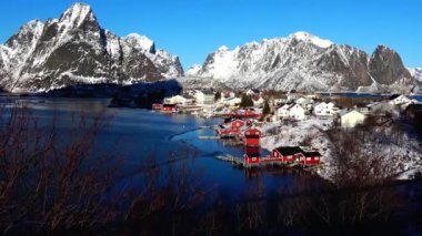 Kışın geleneksel bir balıkçı köyünün güzelliği, Reine, Lofoten Adaları