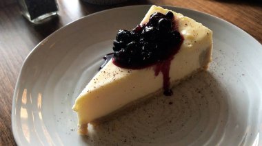 Yemek masasında ev yapımı yaban mersinli turta.