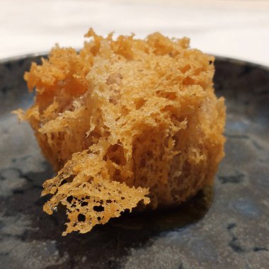 Çin köri soslu kızarmış koyun ile doldurulmuş kızarmış taro.