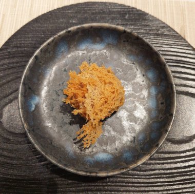 Çin köri soslu kızarmış koyun ile doldurulmuş kızarmış taro.