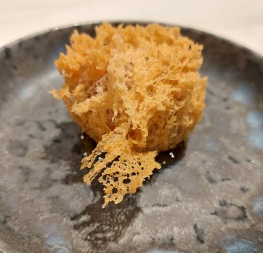 Çin köri soslu kızarmış koyun ile doldurulmuş kızarmış taro.