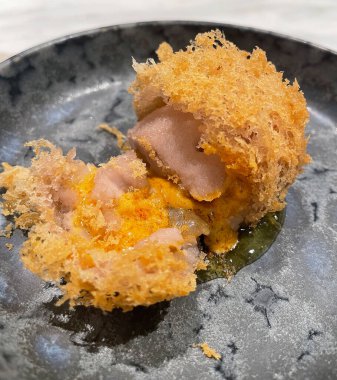 Çin köri soslu kızarmış koyun ile doldurulmuş kızarmış taro.