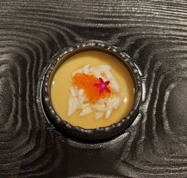 Yengeç etli buğulanmış yumurta, kurutulmuş Japon deniz tarağı ve kurutulmuş kadife mantar.