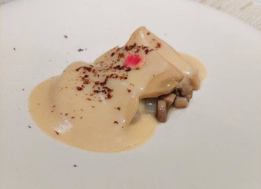 Soya fasulyesi ezmeli buğulanmış Meksika deniz kulağı ve mandalina kabuğu.