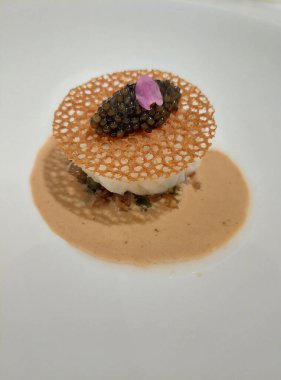 Kraliyet Osietra Havyarı ve Tuzlu Kara Fasulye ile Patagonya Diş Balığı