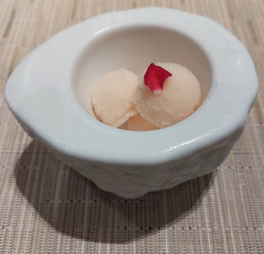 Ev yapımı liçi ve gül şerbeti.