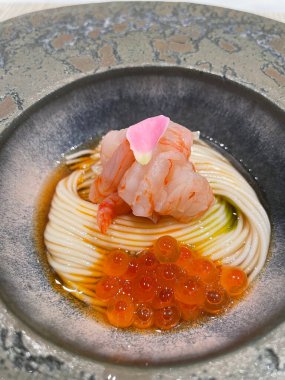 İspanyol kırmızı karidesli Çin eriştesi, Hokkaido deniz tarağı ve Sichuan biberi.