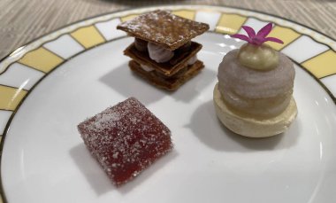 Taro kreması, kırmızı hurma milföy ve dikenli jöle.