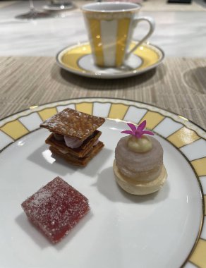 Taro kreması, kırmızı hurma milföy ve dikenli jöle.