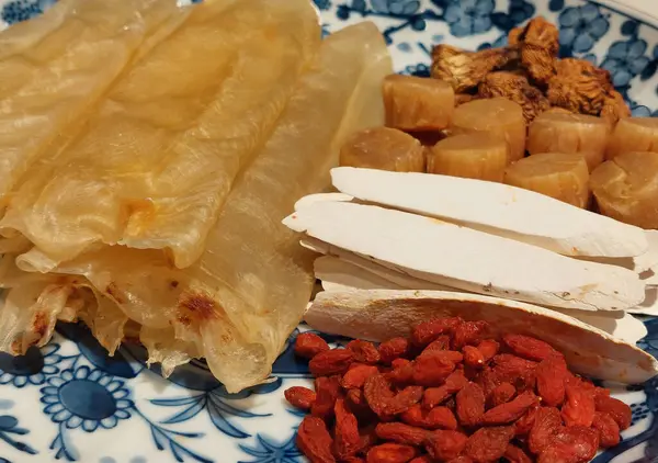 Brezilya mantarlı kurutulmuş balık maw, kurutulmuş deniz tarağı ve Çin bitkisi.