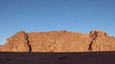 Wadi Rum, Ürdün 'deki kayalıklar, kanyonlar ve kumtaşı dağı manzarası