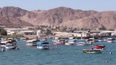 Kızıldeniz 'in berrak sularına bakan Akabe, Ürdün   