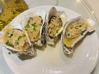 Çin usulü ızgara istiridye ve sarımsak.