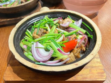 Çin domuz güveci ve kilden yapılmış soğan.