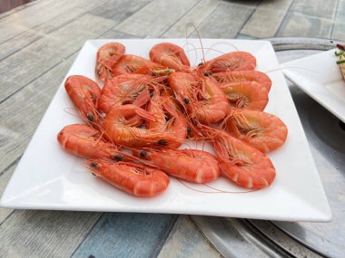 Tuz kabuğunda pişmiş tam karides.