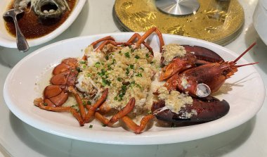 Çin usulü sarımsaklı haşlanmış ıstakoz.