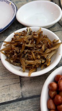 Kızarmış tuzlu fıstık ve çıtır balık.