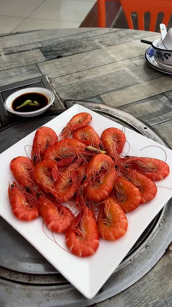 Tuz kabuğunda pişmiş tam karides.