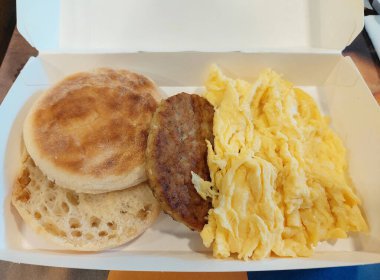 Sosis, kek ve çırpılmış yumurta.