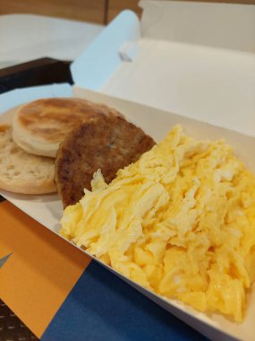 Sosis, kek ve çırpılmış yumurta.