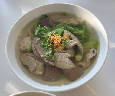 Kızarmış sarımsaklı domuz eti çorbası.