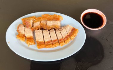 Kızarmış domuz eti ve soya sosu sosu.