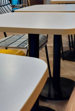 Restoranın masa ve sandalye dekorasyonu.