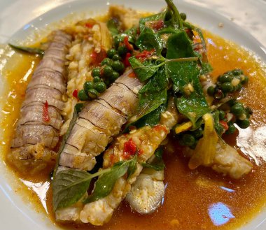 Acı biber soslu kızarmış kerevit ve Tayland baharatı.