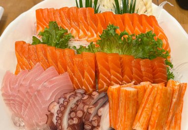 Somon ve ahtapot sashimi ve taklit yengeç.