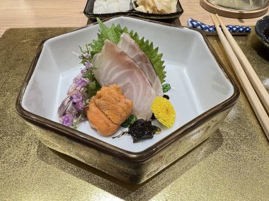 Bir Japon restoranında Omakase kursu veriliyor.