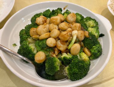 Çin usulü kızartılmış midye ve brokoli.