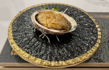 Kabukta servis edilen taze ızgara deniz kulağı.