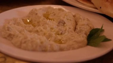 Mezze 'nin Ürdün' de yediği hafif bir yemek ya da aperatif olarak sunulan küçük tabaklar.