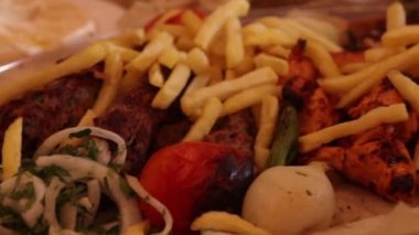 Ürdün usulü ızgara et ve kızarmış patates tabağı.