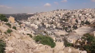 Amman Kalesi 'nin bakış açısı Amman şehri ve Roma Tiyatrosu' nun bir panoramasını sunuyor.