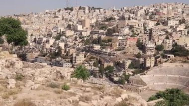 Amman Kalesi 'nin bakış açısı Amman şehri ve Roma Tiyatrosu' nun bir panoramasını sunuyor.