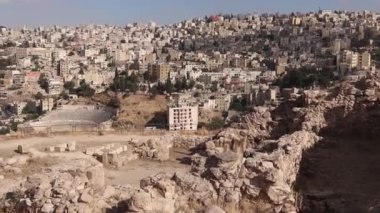Amman Kalesi 'nin bakış açısı Amman şehri ve Roma Tiyatrosu' nun bir panoramasını sunuyor.