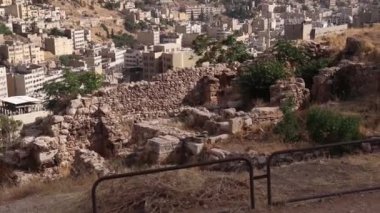 Amman Kalesi 'nin bakış açısı Amman şehrinin manzarasını sunuyor.